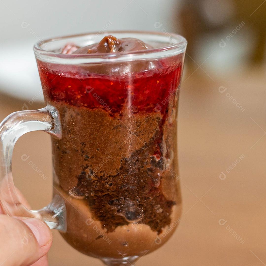 Bolo em copo de vidro de Morango e chocolate em cima de mesa