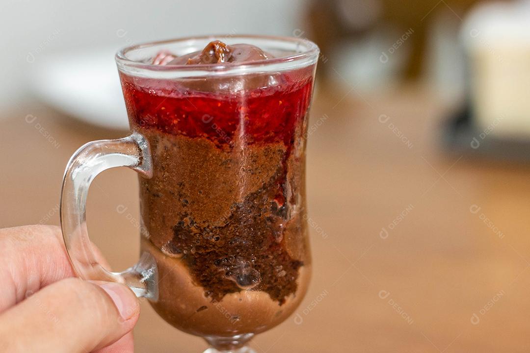 Bolo em copo de vidro de Morango e chocolate em cima de mesa