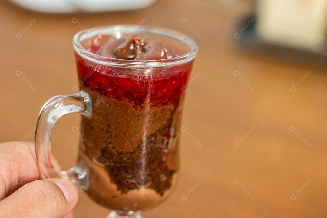 Bolo em copo de vidro de Morango e chocolate em cima de mesa