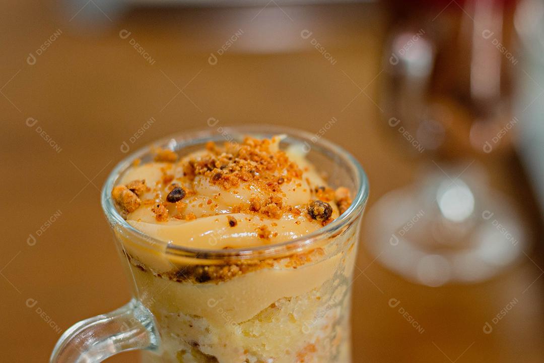 Bolo de caramelo em copo de vidro em cima de mesa