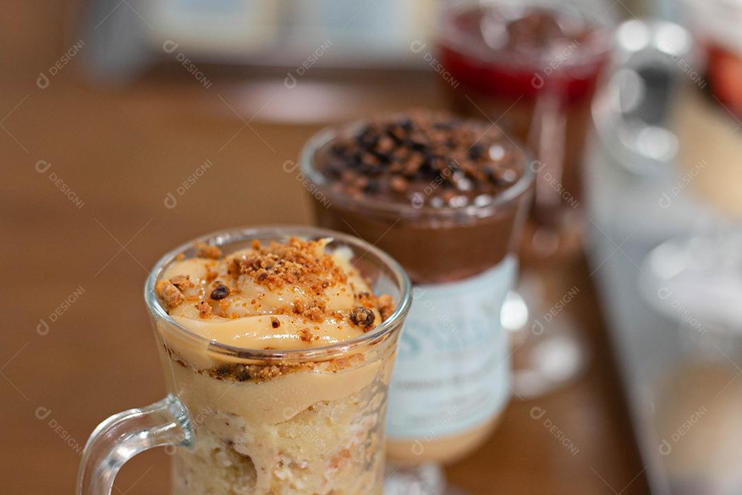 Bolo de caramelo em copo de vidro em cima de mesa