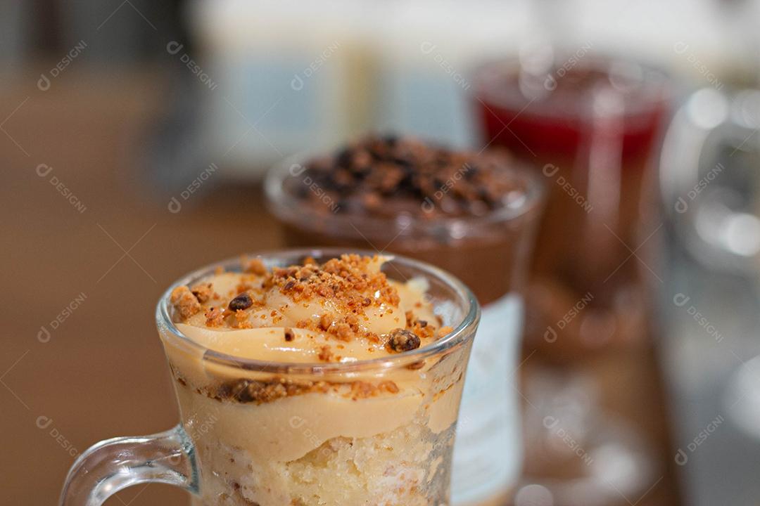 Bolo de caramelo em copo de vidro em cima de mesa