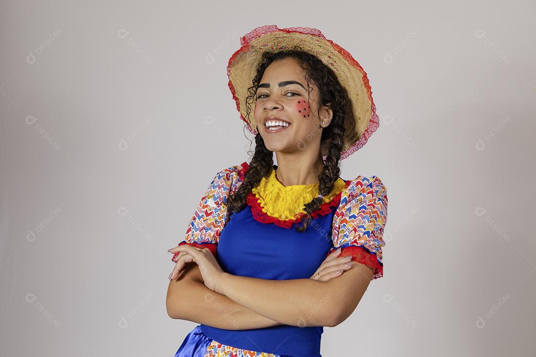 Linda mulher vestida com roupa de festa junina