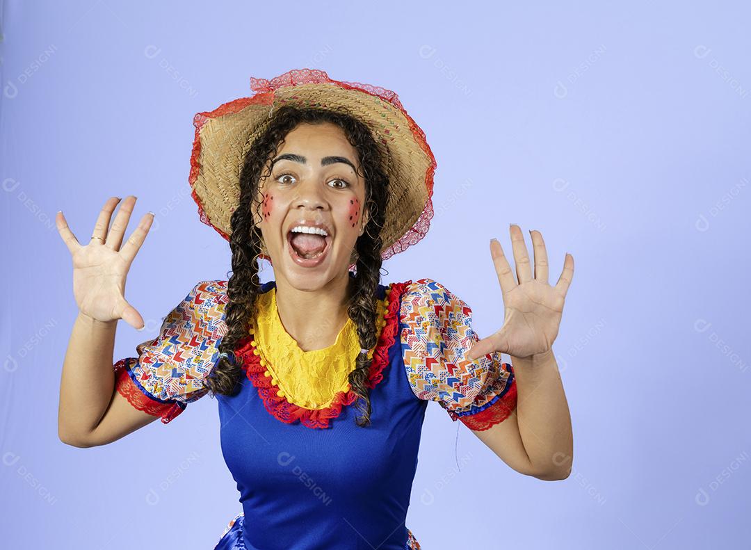 Mulher com roupa de festa junina e chapéu