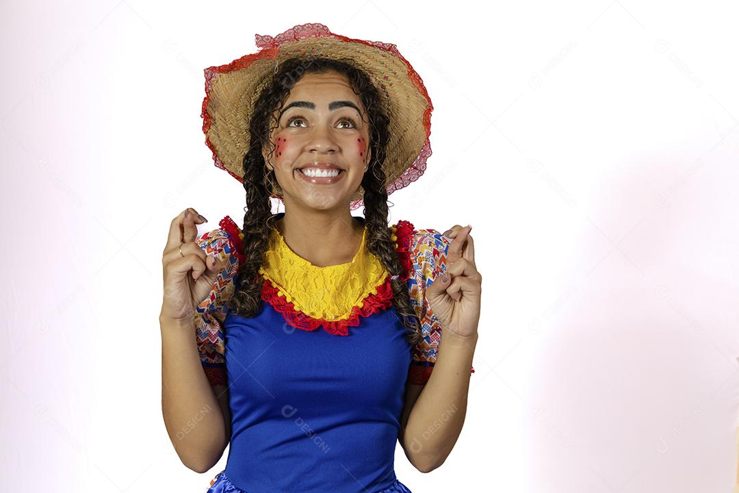 Mulher com roupa de festa junina e chapéu