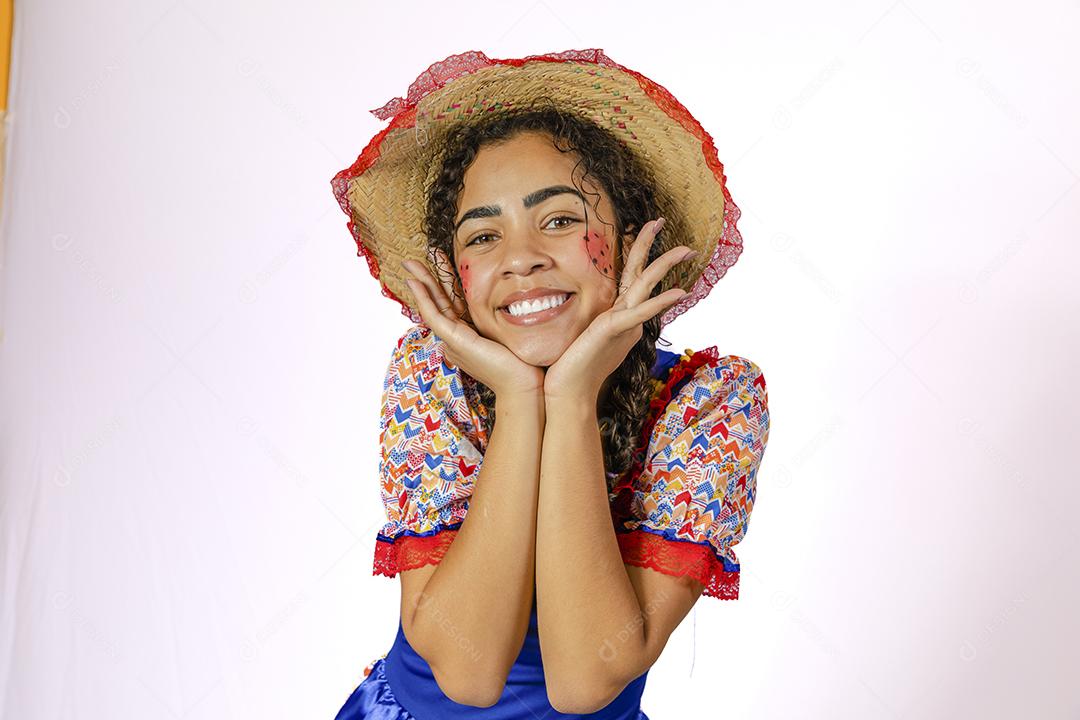 Mulher com roupa de festa junina e chapéu