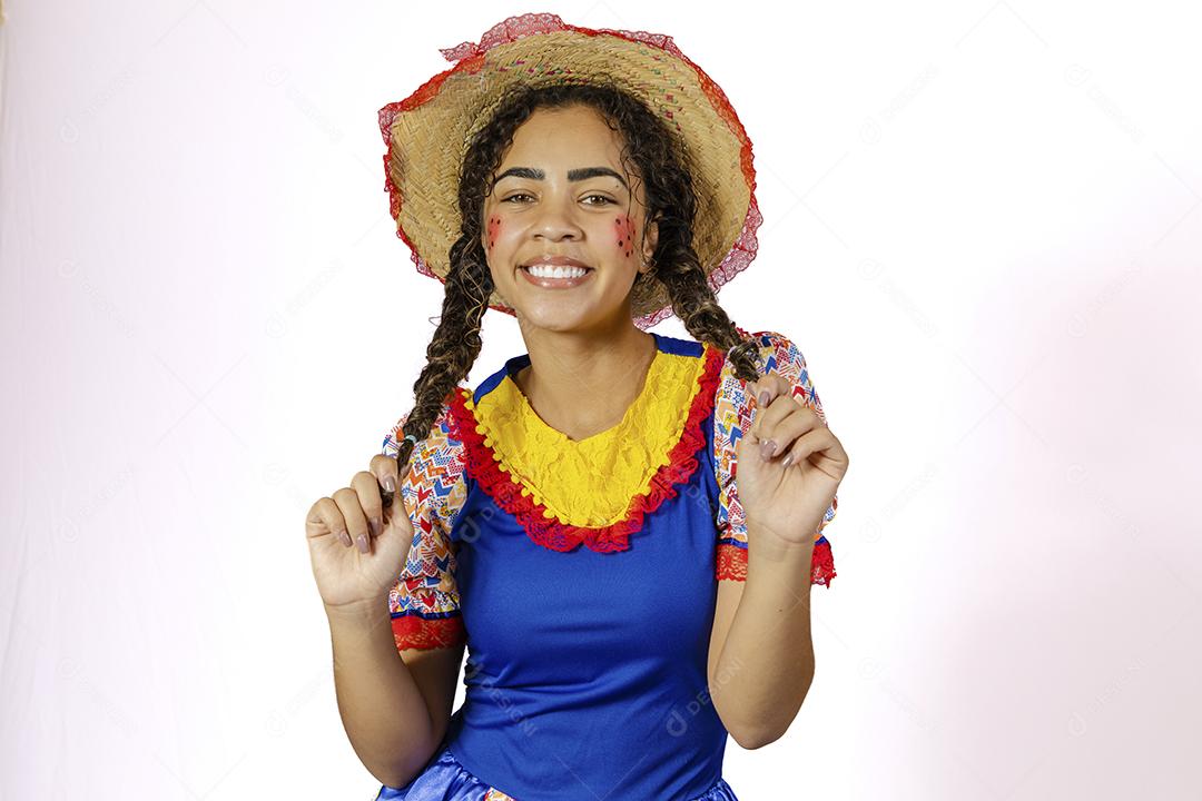 Mulher com roupa de festa junina e chapéu