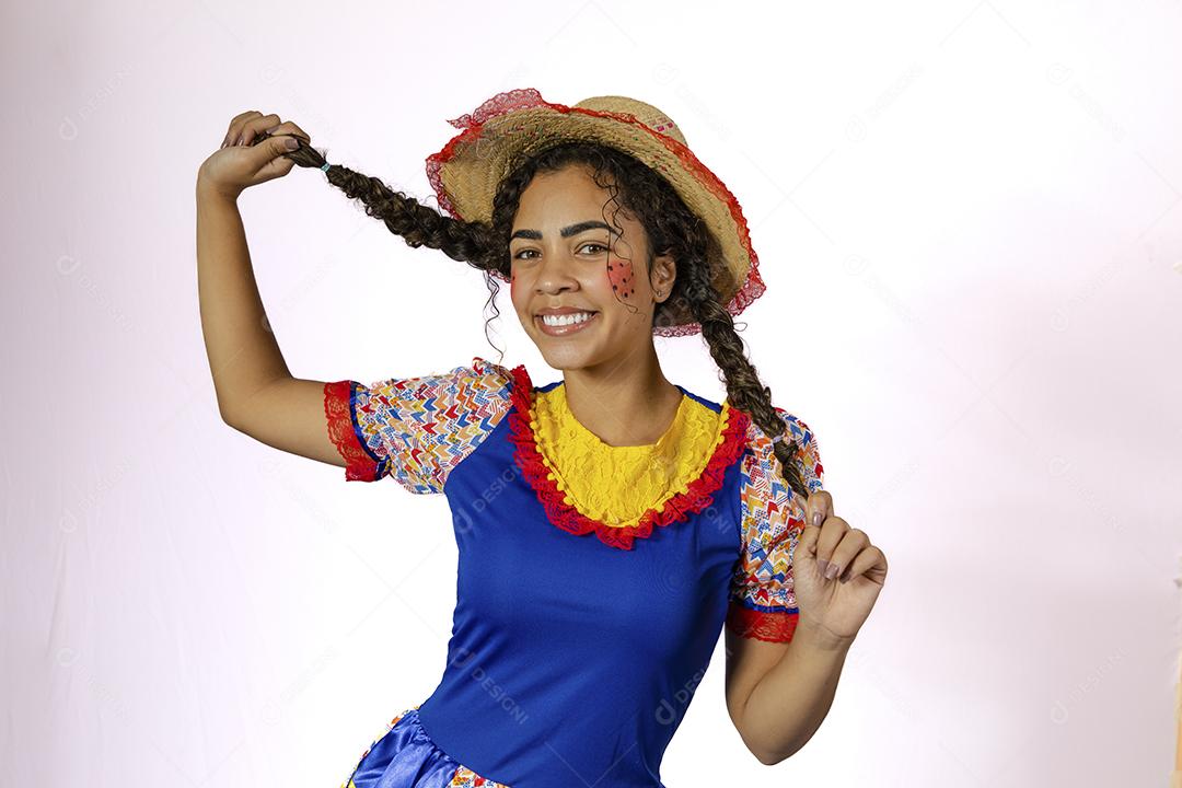 Mulher com roupa de festa junina e chapéu