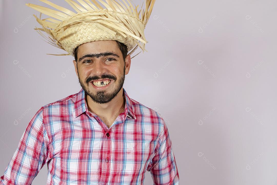 Homem com roupa de festa junina e chapéu