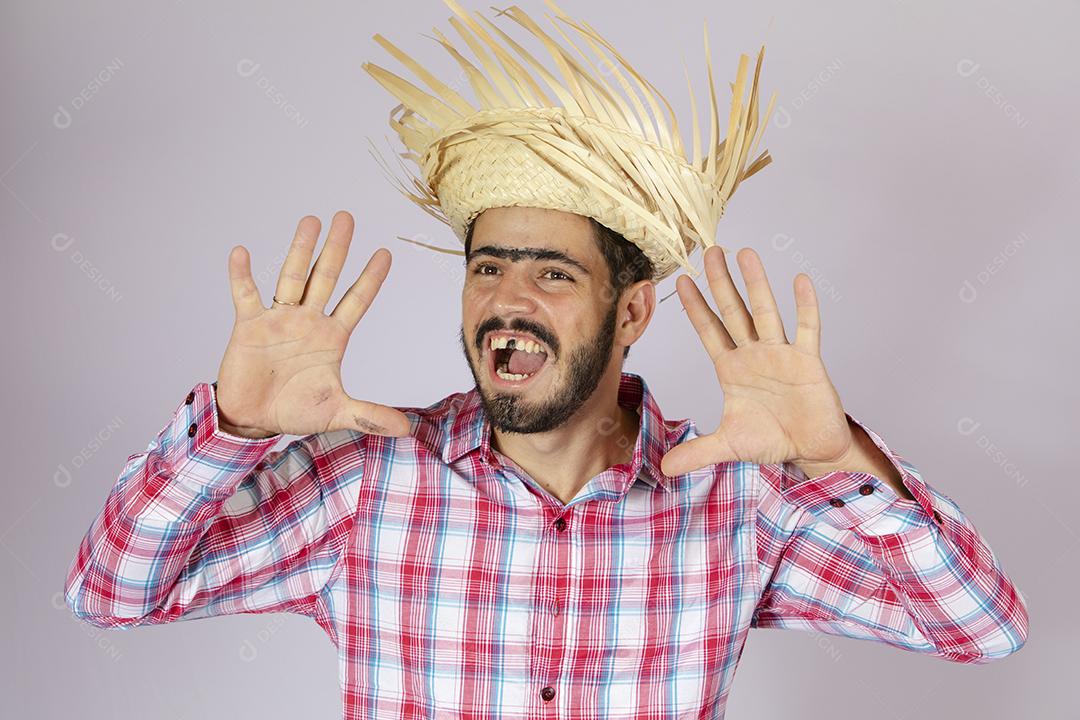 Homem brasileiro vestindo roupas típicas para Festa Junina