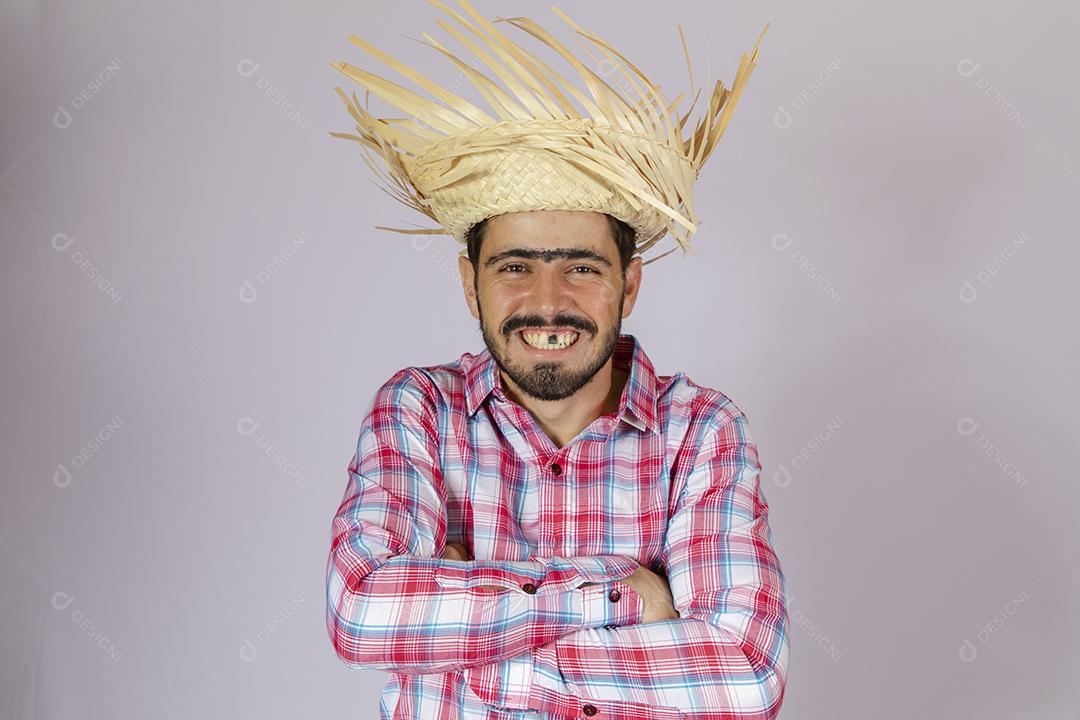 Homem brasileiro vestindo roupas típicas para Festa Junina