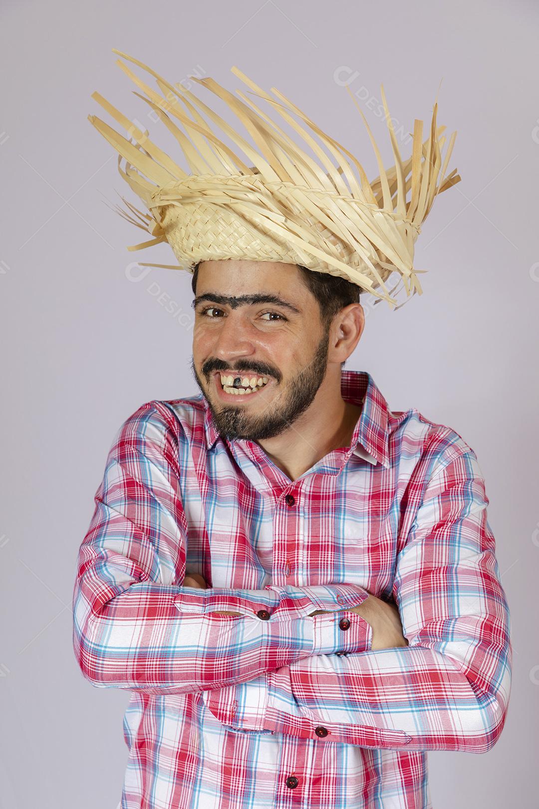Homem brasileiro vestindo roupas típicas para Festa Junina