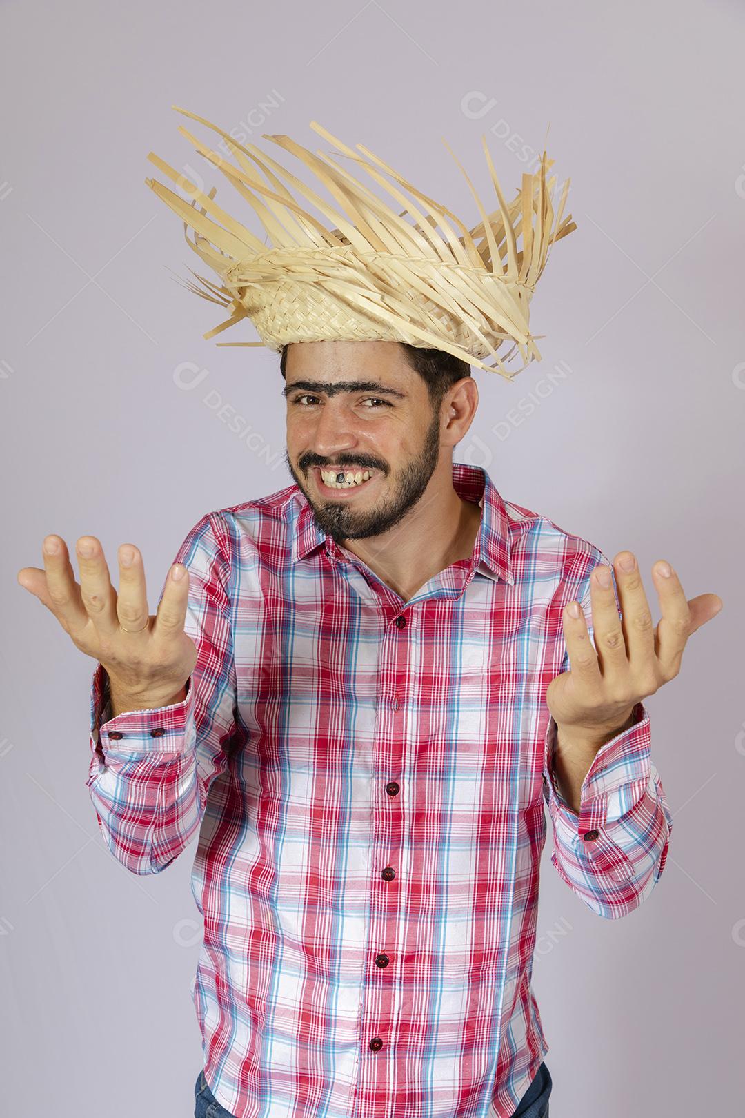 Homem brasileiro vestindo roupas típicas para Festa Junina