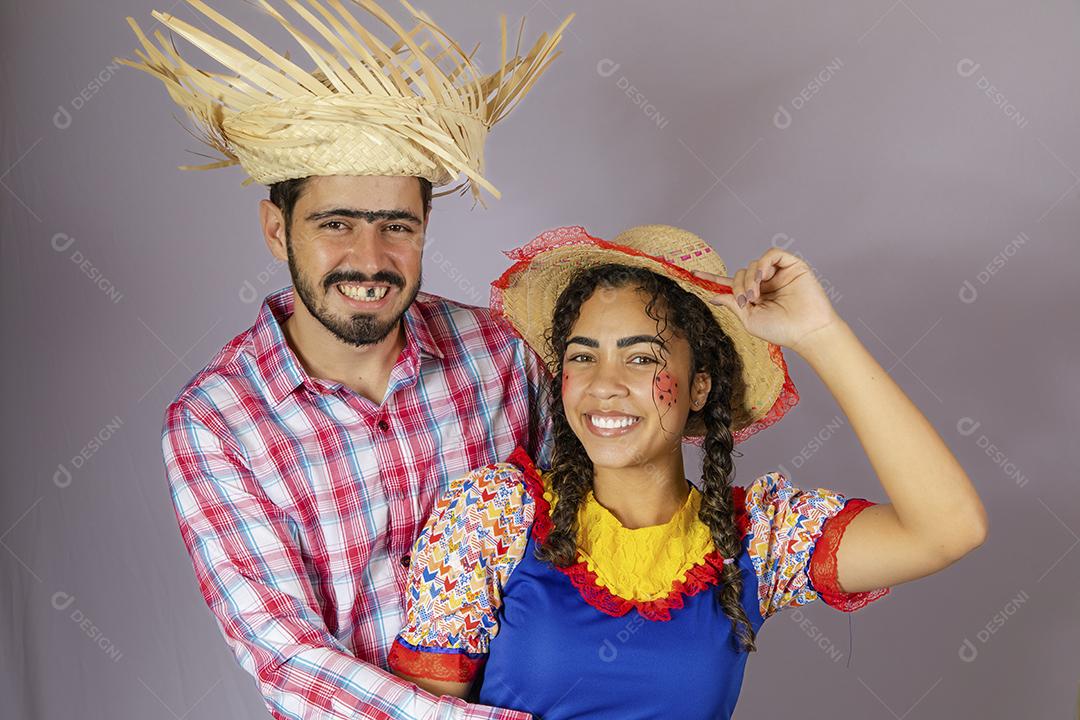 Casal brasileiro vestindo roupas tradicionais para a Festa Junina