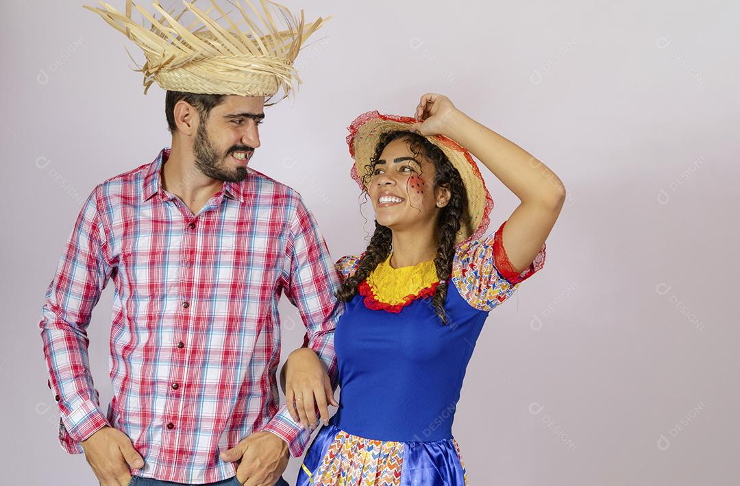 Casal brasileiro vestindo roupas tradicionais para a Festa Junina