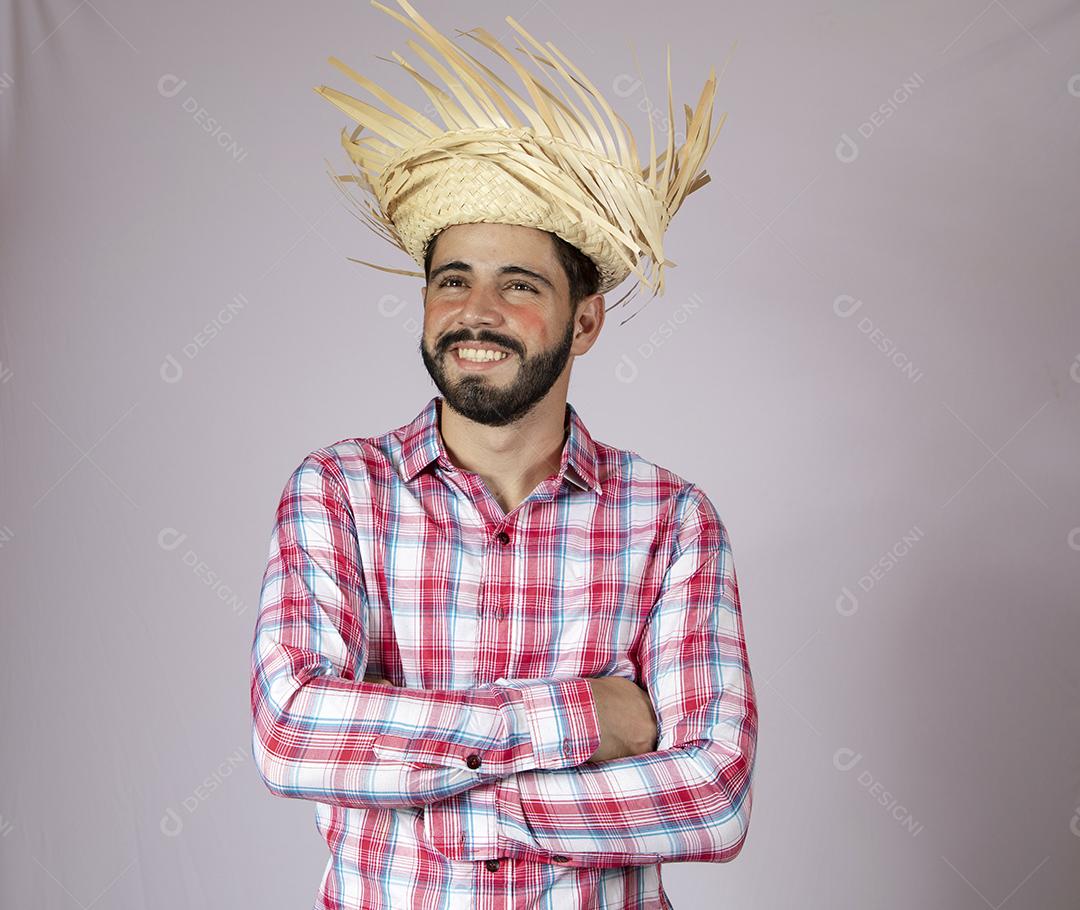 Homem brasileiro vestindo roupas típicas para Festa Junina