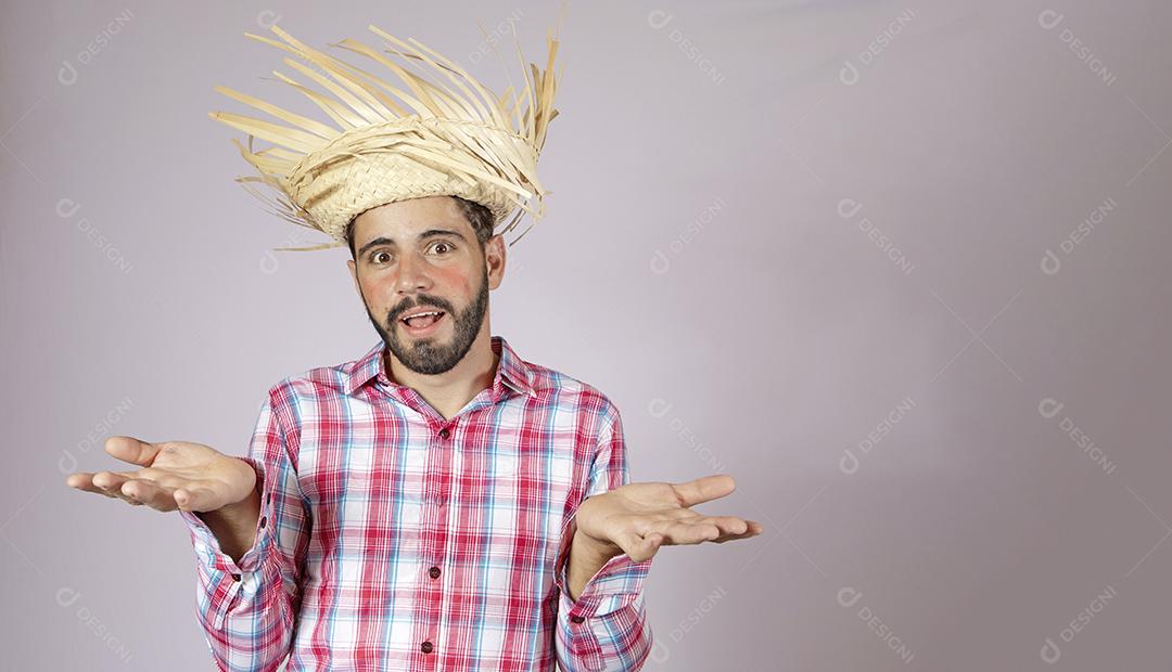 Homem brasileiro vestindo roupas típicas para Festa Junina