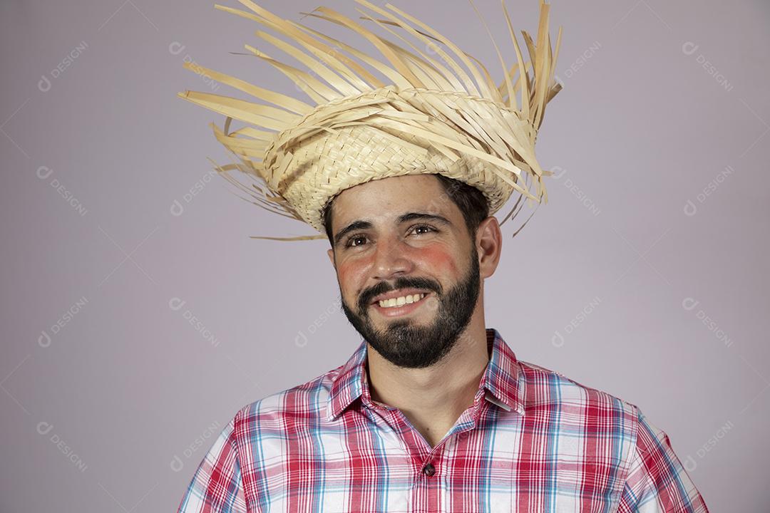 Homem brasileiro vestindo roupas típicas para Festa Junina