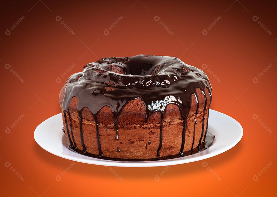 Bolo de chocolate com cobertura e fundo laranja