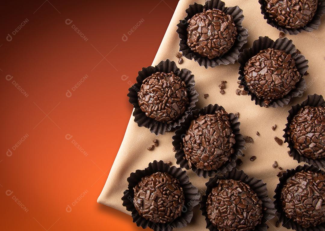 Brigadeiro doce tradicional brasileiro. Vista do topo. cópia do espaço