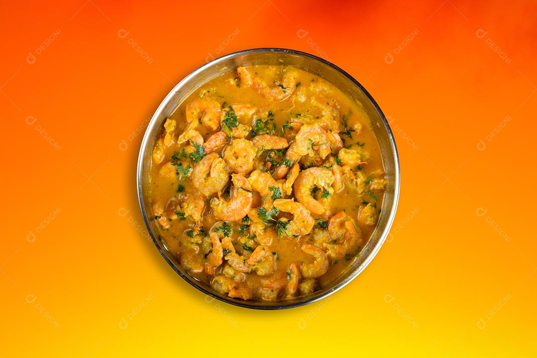 Deliciosa moqueca de camarão com fundo laranja vívido