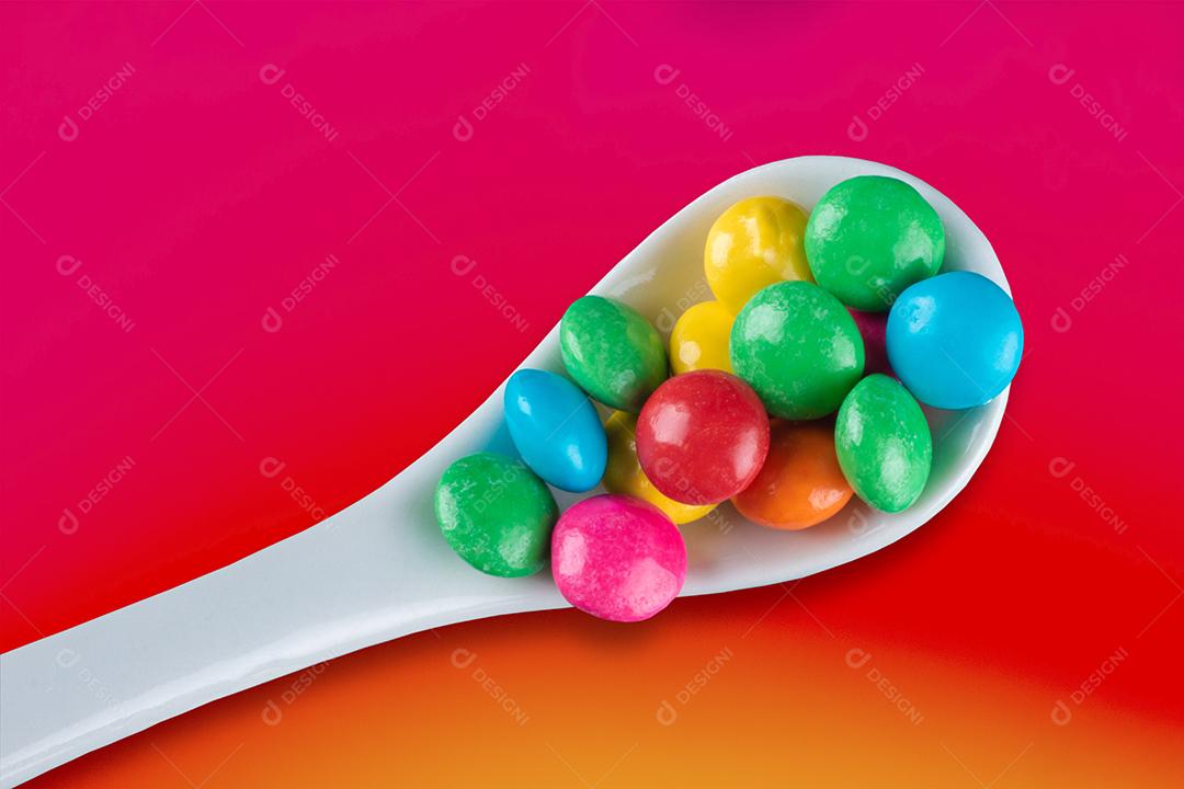 Confete colorido doce na vista superior da tigela branca