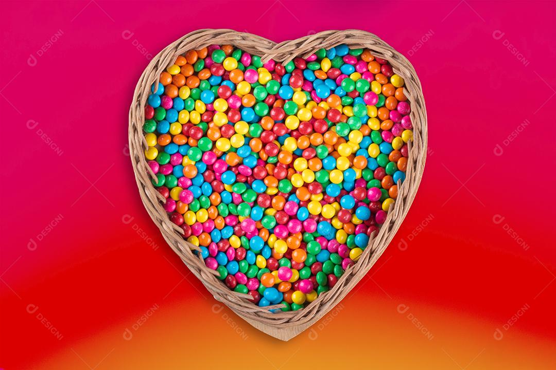Doce confete colorido na cesta de coração com gradiente vermelho rosa b