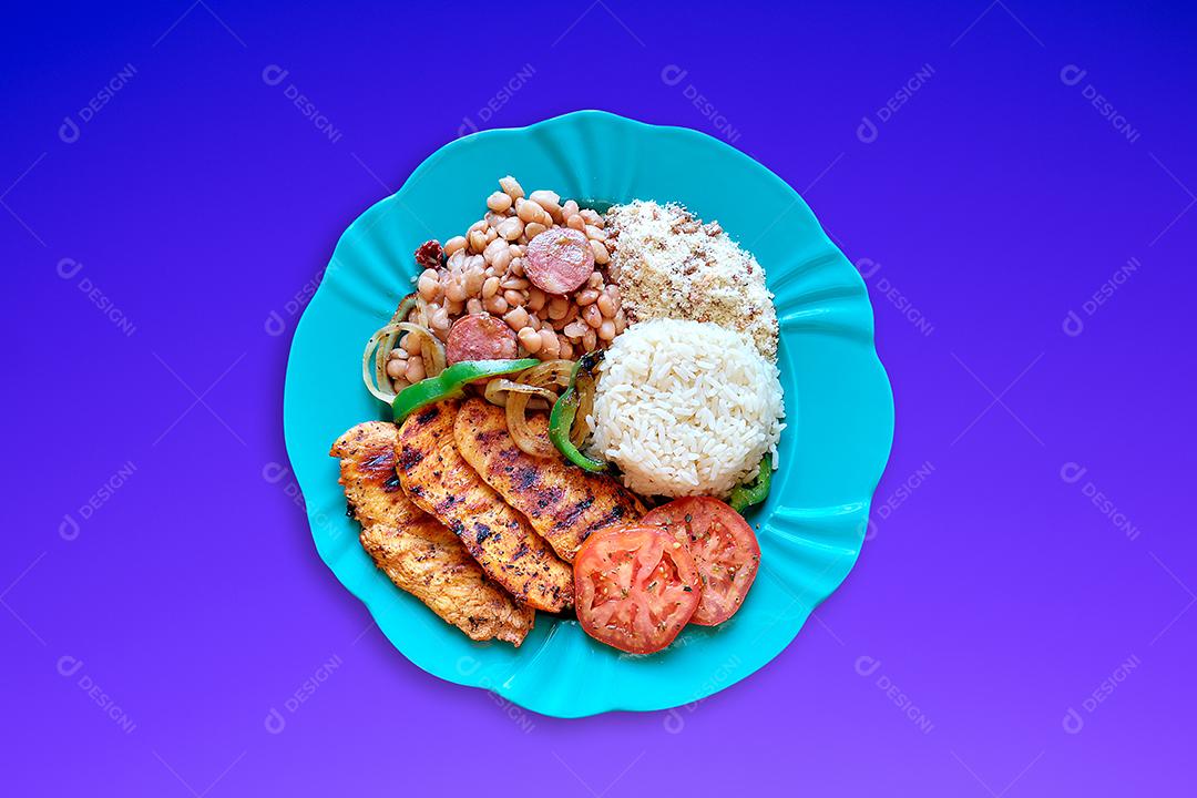 prato de comida brasileira com arroz feijão e frango