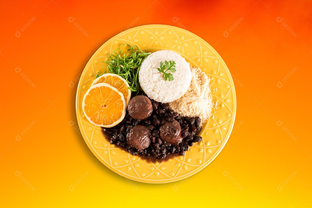 Feijoada. Prato tradicional brasileiro. Vista superior com graduação colorida