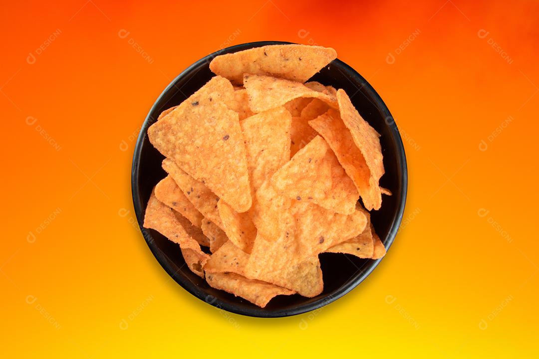 tigela com chips de queijo crocante e fundo gradiente colorido