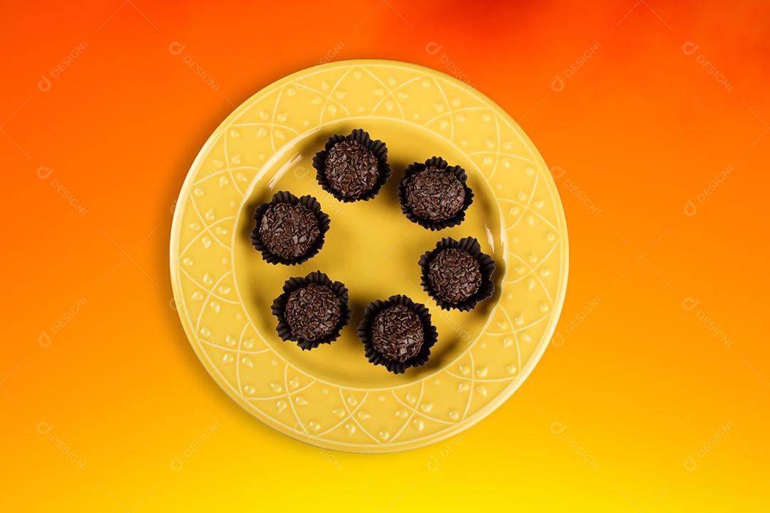 Brigadeiro. Chocolate doce tradicional brasileiro. ch granulado