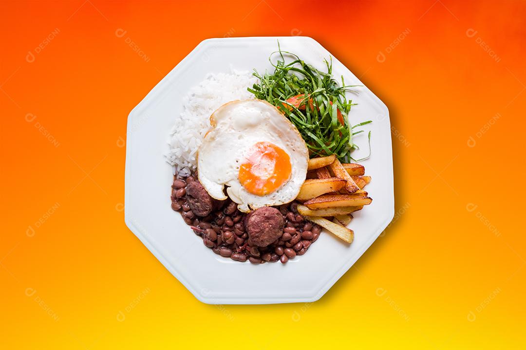 Prato tradicional brasileiro. Feijão e arroz. Vista do topo.