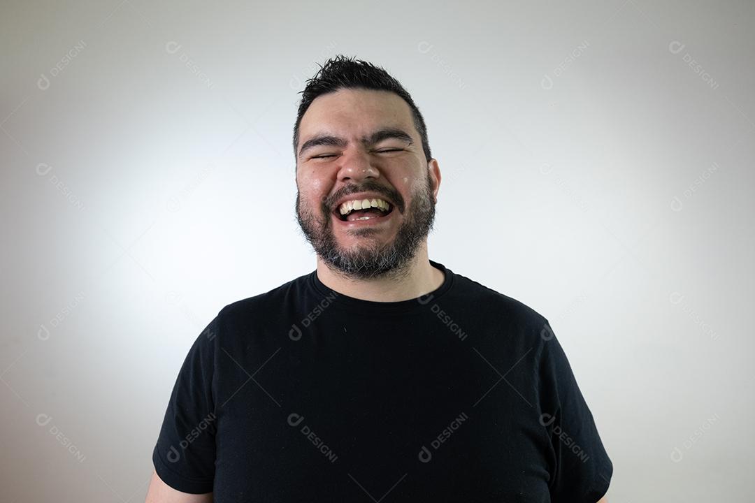 Jovem Rapaz Sorridente de camiseta preta