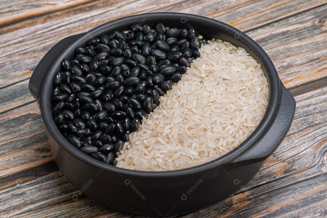 Arroz e feijão. Prato típico da comida brasileira, rico em vitaminas