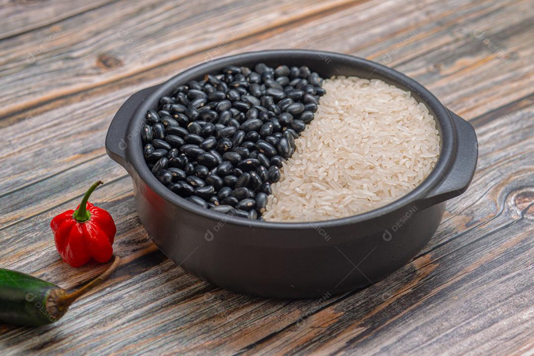 Arroz e feijão. Prato típico da comida brasileira, rico em vitaminas