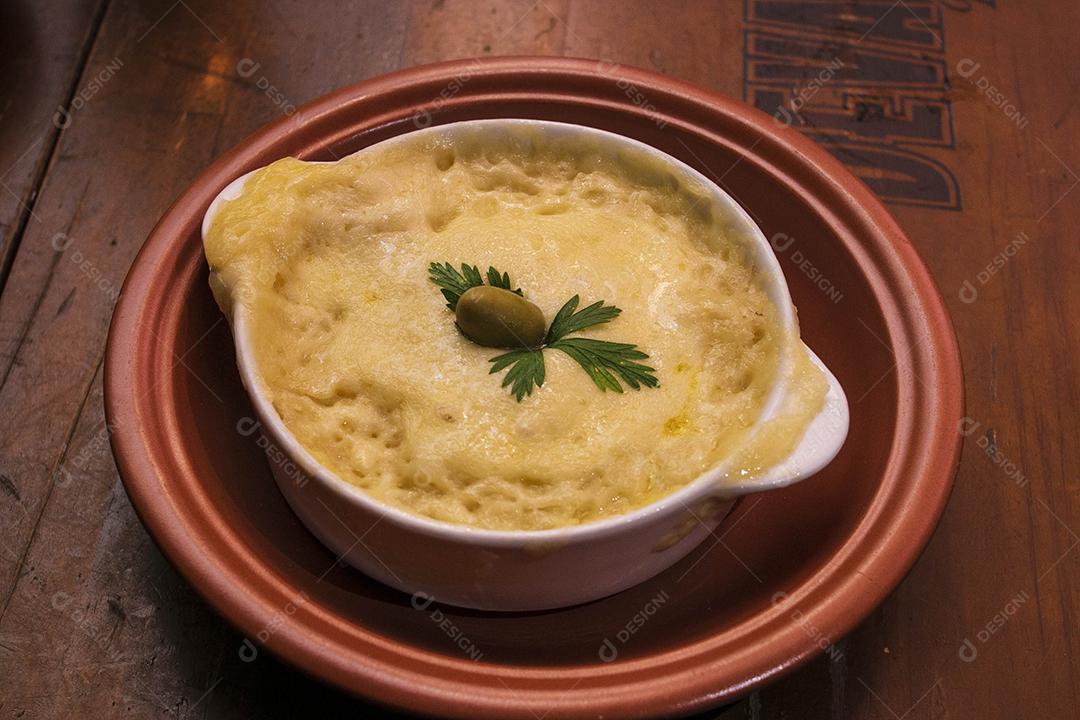 Porção De purê de batata e tempero em cima de mesa