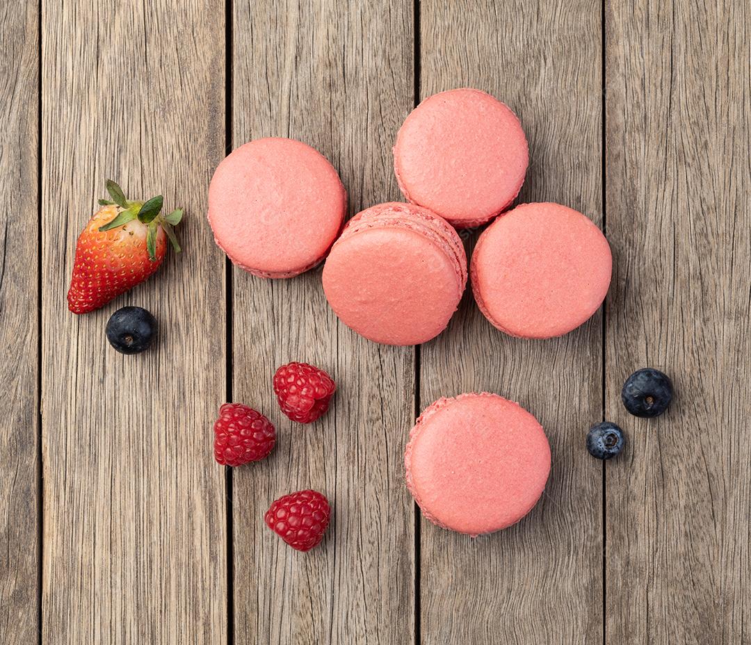Mesa com vários doces e frutas morango e amora