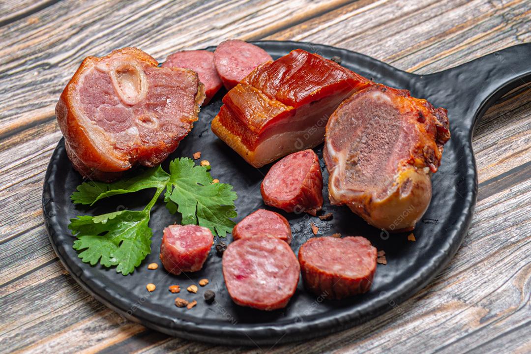 Ingredientes para feijoada, salsicha, bacon, junta de porco