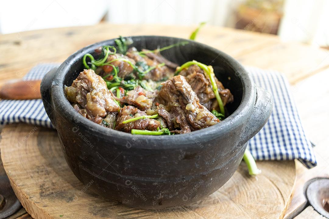 Prato de comida sobre panela carne