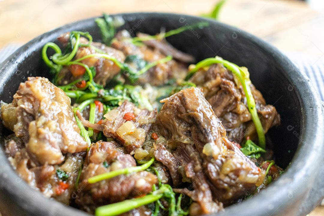 Prato de comida sobre panela carne