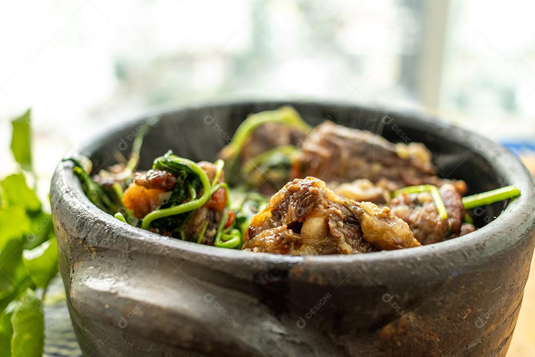 Prato de comida sobre panela carne