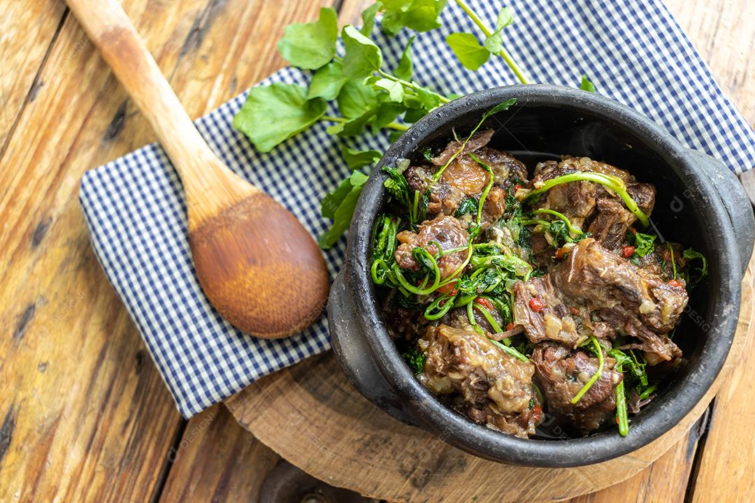 Prato de comida sobre panela carne