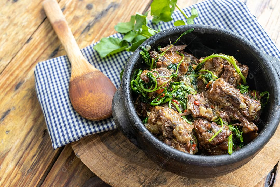 Prato de comida sobre panela carne