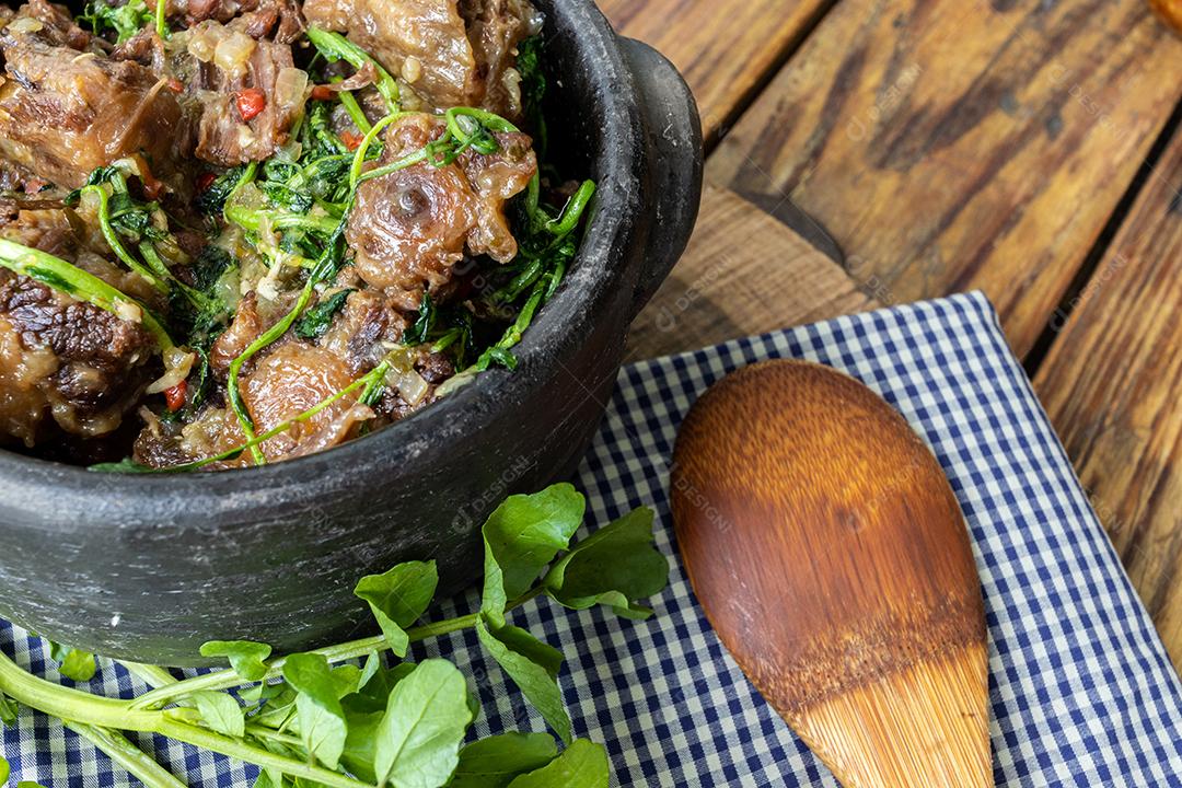 Prato de comida sobre panela carne
