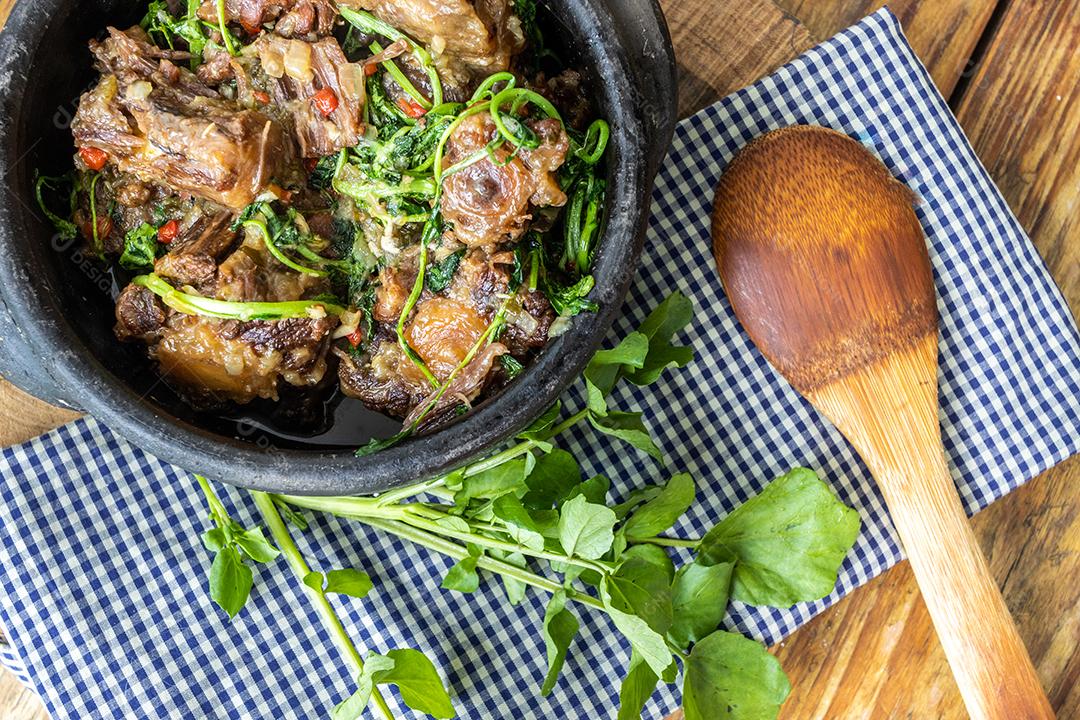 Prato de comida sobre panela carne