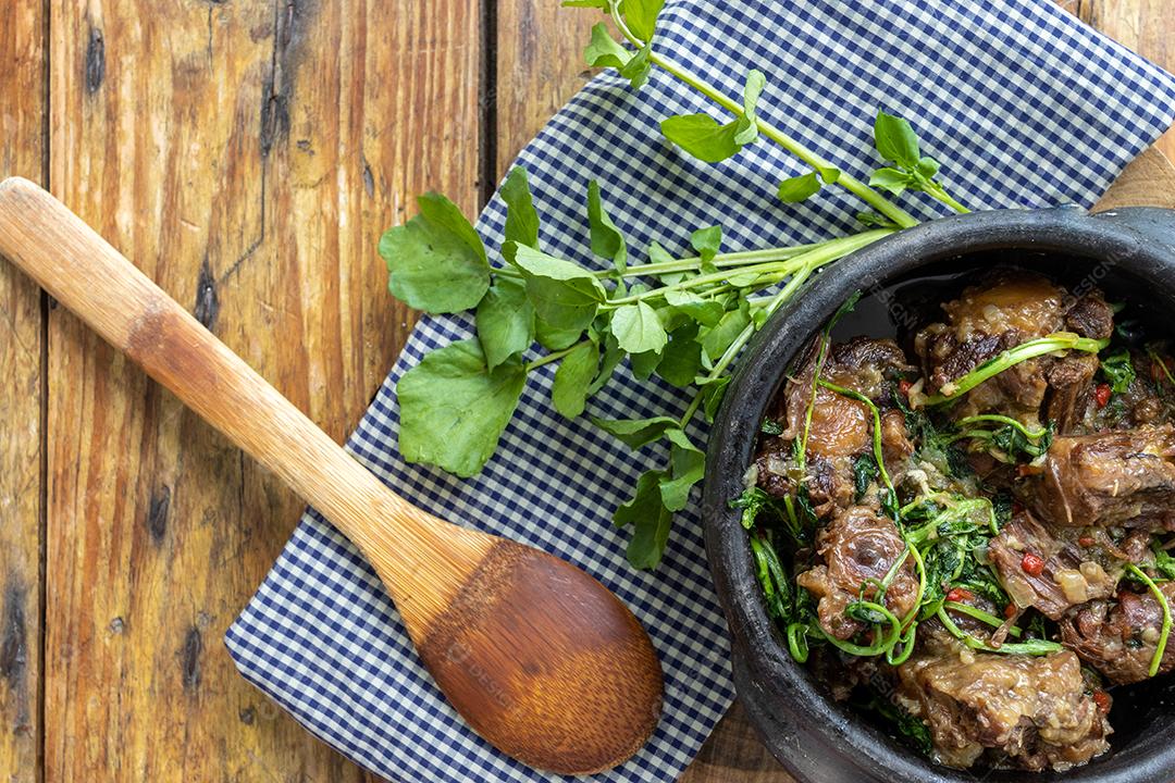 Prato de comida sobre panela carne