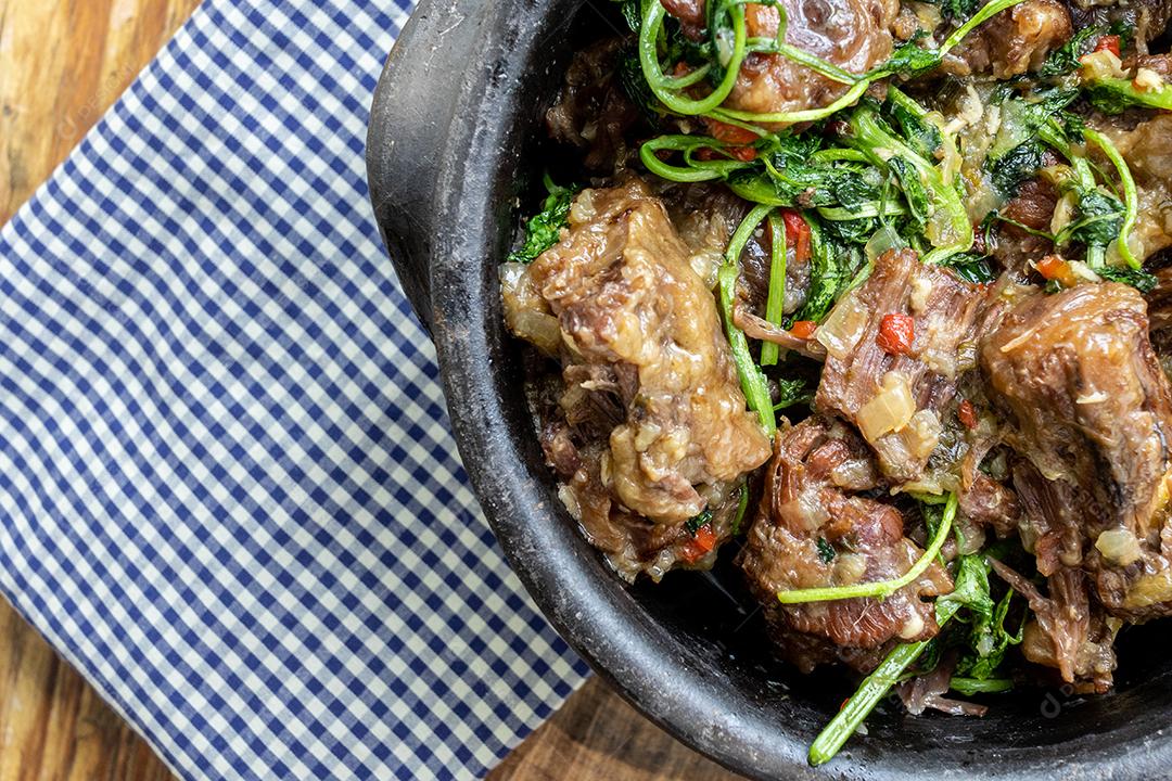 Prato de comida sobre panela carne