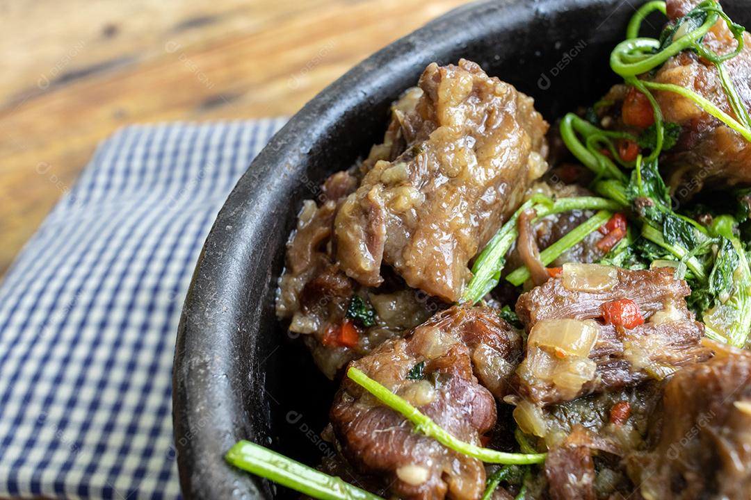 Prato de comida sobre panela carne