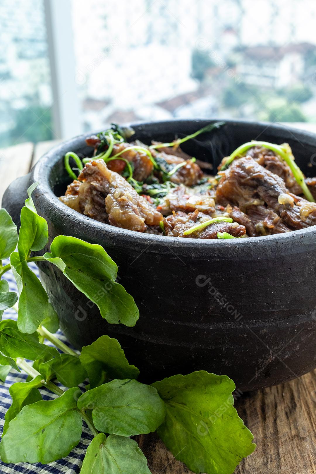 Prato de comida sobre panela carne