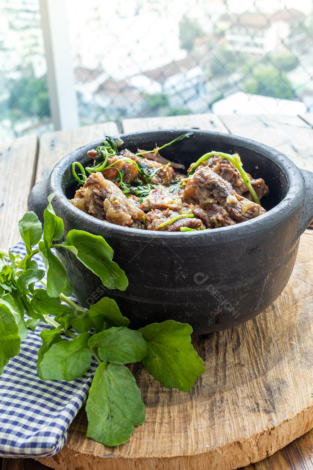 Prato de comida sobre panela carne